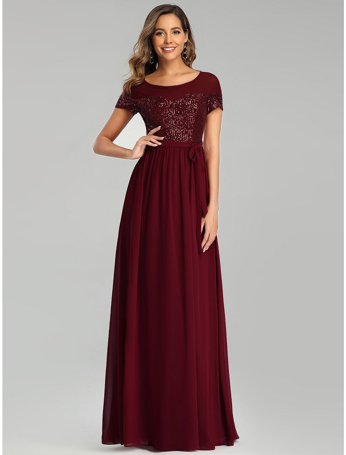 Abito da damigella d'onore a trapezio, con scollo gioiello, maniche corte, elegante, lunghezza pavimento, in chiffon con fascia/nastro/paillettes/brillantezza e lucentezza